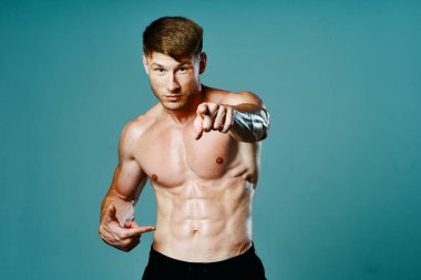 Kasları şişmiş atletik bir adam kas çalıştırıyor vücut geliştiriyor.