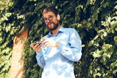 Sokakta telefonla konuşan bir iş adamı.