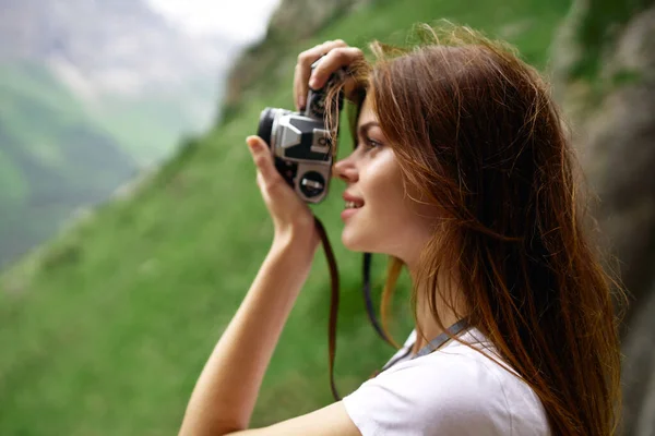 Žena fotograf venku cestování životní styl profesionální krajina — Stock fotografie