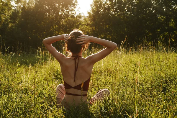 Femme en été assis sur l'herbe à l'extérieur liberté de méditation — Photo