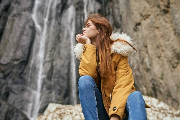 Mulher caminhante com mochila montanhas viajar aventura liberdade — Fotografia de Stock