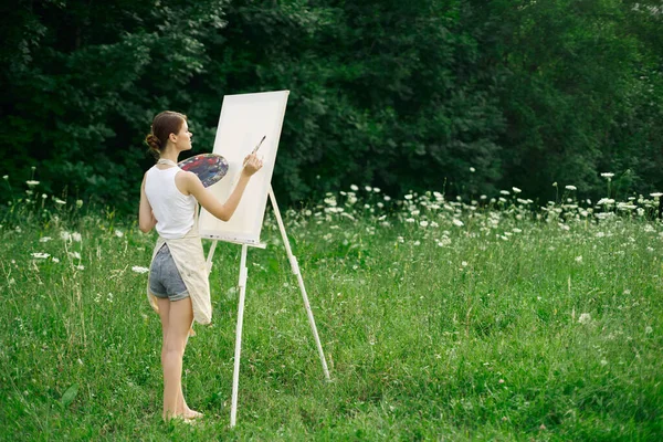 Frau Künstler Zeichnung Landschaft Natur Zeichnung kreativ — Stockfoto