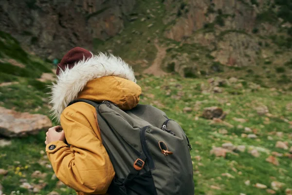 Mulher caminhante com mochila montanhas viajar aventura liberdade — Fotografia de Stock