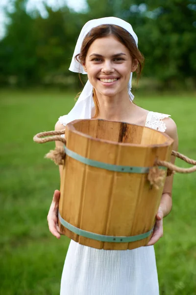 Femme en robe blanche Entretien ménager Campagne Nature Tradition russe — Photo