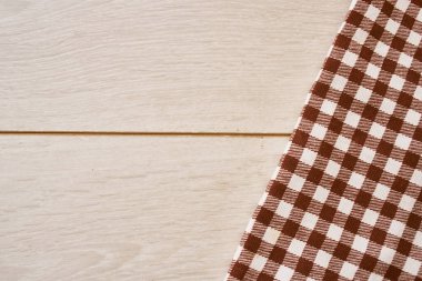 Ahşap desenli ekose masa örtüsü mutfak tekstil tasarımı