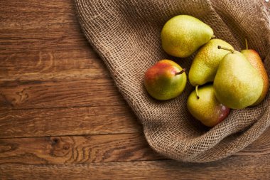 Ahşap masa üzerindeki armutlar yakın plan tarım vitaminleri.