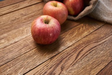 Tahta masadaki elmalar vitaminler taze meyveler organik