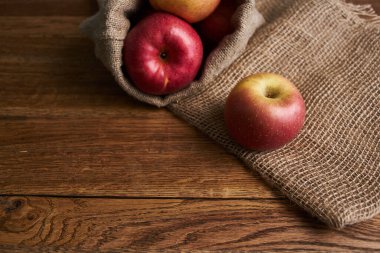 Tahta masadaki elmalar vitaminler taze meyveler organik