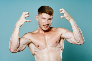 Vücudu kaslı, kaslı vücut geliştirici izole edilmiş arka planı olan sportif bir adam.