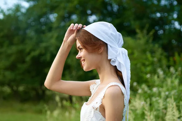 Mulher de vestido branco paisagem aldeia natureza ecologia — Fotografia de Stock