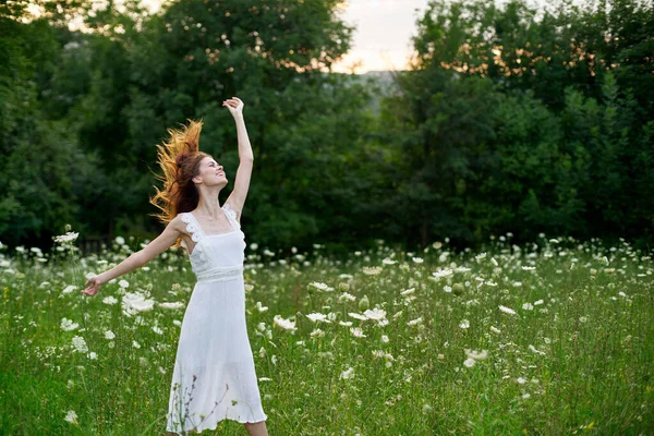 Жінка в білій сукні позує танець природа літо — стокове фото