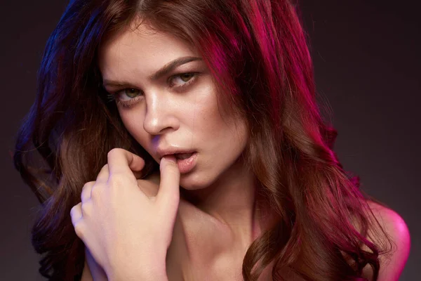 Güzel bir kadın stüdyo modelinin moda yaşam tarzını canlandırıyor.