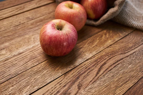 Tahta masadaki elmalar vitaminler taze meyveler organik