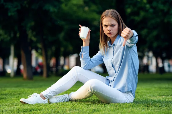 Güzel bir kadın açık havada temiz hava yaşam tarzıyla yürür.
