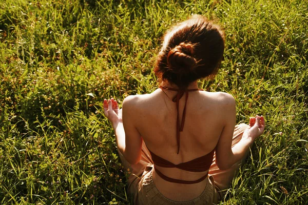 Femme dans le champ assis sur l'herbe méditation repos — Photo