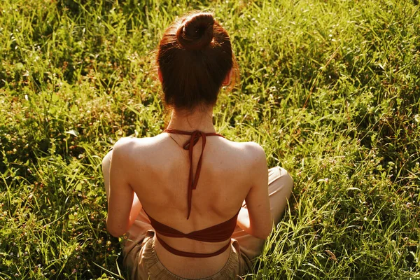 Femme dans le champ assis sur l'herbe méditation repos — Photo