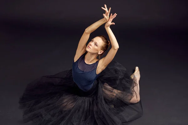 Hermosa danza de la mujer realiza estilo clásico aislado fondo — Foto de Stock