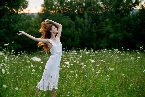 Beyaz elbiseli kadın dans doğası yaz pozu veriyor. — Stok fotoğraf