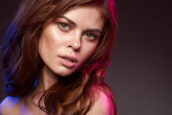 Güzel bir kadın stüdyo modelinin moda yaşam tarzını canlandırıyor.