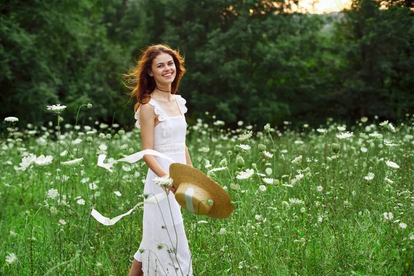 Mulher bonita em um campo na natureza vestido branco ar fresco — Fotografia de Stock