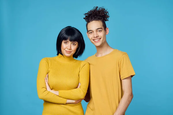 Man en vrouw in hoeden poseren mode oranje achtergrond — Stockfoto