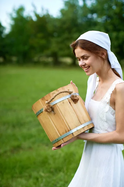 Femme en robe blanche campagne village nature écologie — Photo