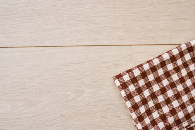 Ahşap desenli ekose masa örtüsü mutfak tekstil tasarımı