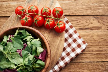 Salata tabağı sebzeler taze malzemeler ahşap masa mutfağı