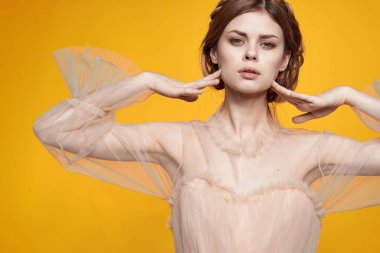 Güzel kadın saç stili eğlencesi kozmetik moda izole edilmiş arka plan