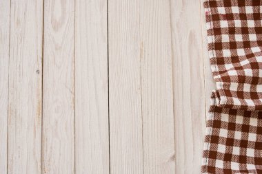 Masa örtüsü ahşap masa desenli mutfak manzaralı.