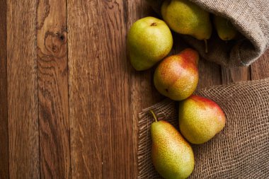 Ahşap masa üzerindeki armutlar yakın plan tarım vitaminleri.