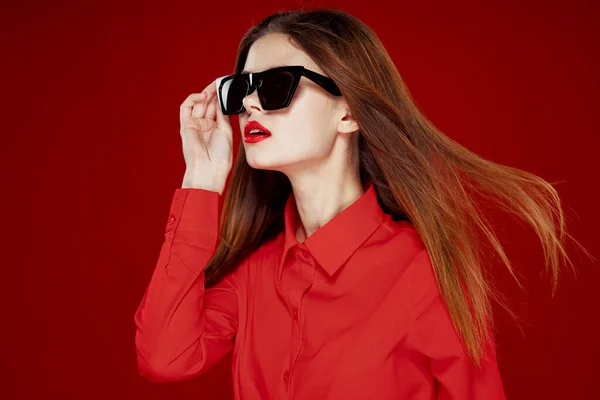 Mujer glamorosa con gafas de sol camisa roja modelo de peinado — Foto de Stock