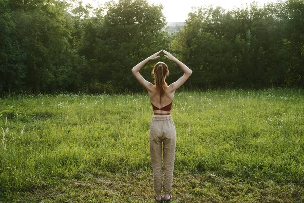 Kvinna i ett fält utomhus sommar meditation frisk luft — Stockfoto