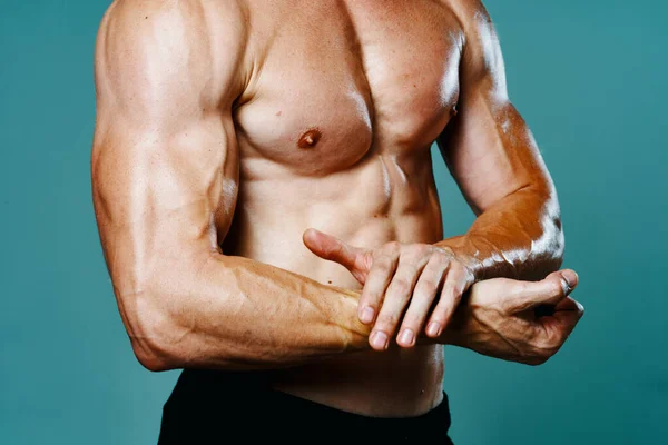 Homem com bombeado músculos do corpo muscular fechar fundo azul — Fotografia de Stock
