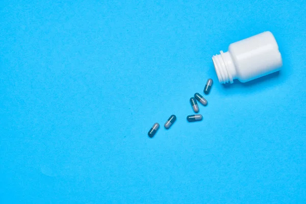 진통제 투 여량 비타민 캡슐 의학적 파란색 배경 — 스톡 사진