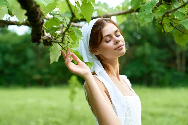 Веселая женщина на открытом воздухе в саду экологии сельской местности природа — стоковое фото