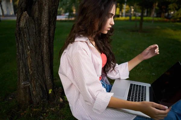 Mujer al aire libre trabajo internet tecnología de negocios en línea — Foto de Stock