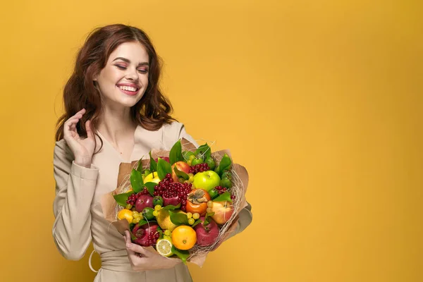Bella donna divertente posa frutta bouquet vitamine giallo sfondo — Foto Stock