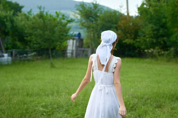 Femme en robe blanche campagne village nature écologie — Photo