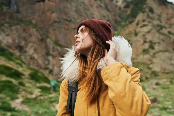 Mulher caminhante com mochila montanhas viajar aventura liberdade — Fotografia de Stock