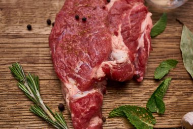 Tahta masa biberinin üzerindeki et proteini pişiriyor.