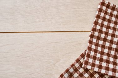 Ahşap desenli ekose masa örtüsü mutfak tekstil tasarımı