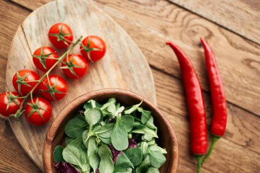 Bir tabak marul, vişneli domates organik sağlıklı yiyecekler pişiriyor.