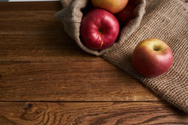 Tahta masadaki elmalar vitaminler taze meyveler organik