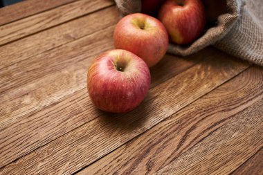 Tahta masadaki elmalar vitaminler taze meyveler organik