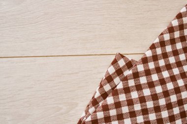 Ahşap desenli ekose masa örtüsü mutfak tekstil tasarımı