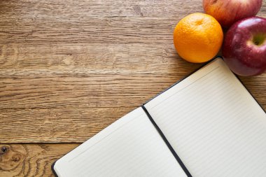 Kuru kahvaltı gevrekleri not defterleri diyet ahşap arka plan