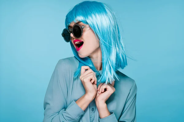 Elbűvölő nő lila paletta napszemüveg szórakoztató divat — Stock Fotó