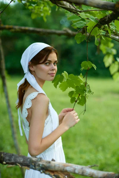 緑の芝生の農家の外の村の白いドレスの女性 — ストック写真
