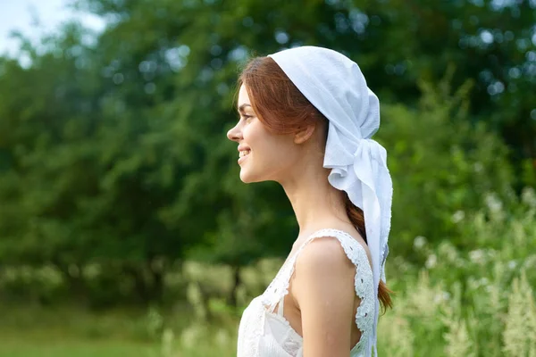 Mulher de vestido branco plantas do campo natureza — Fotografia de Stock